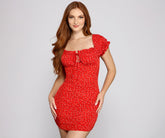 Robe courte fleurie à épaules dénudées et à vibrations séduisantes